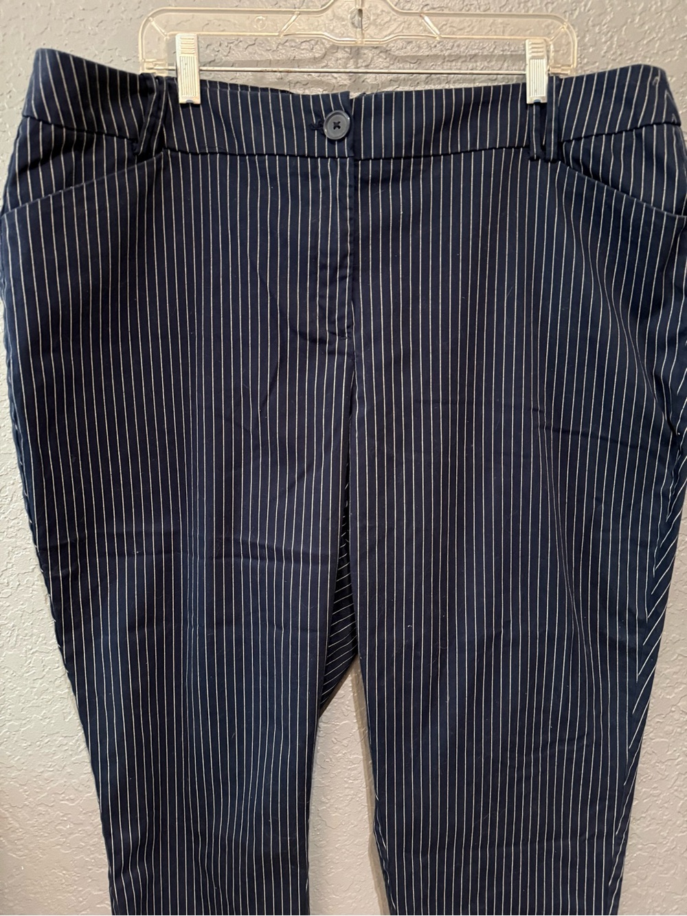 Lane Bryant 24 like new Navy Pinstripe cropped Trousers